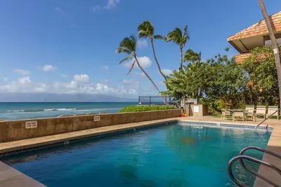 Image de Beautiful home right on the water with pool & furnished patio