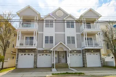 Image de Unique 4 bed/4. 5 bath condo, free off-street parking, only 1. 5 blocks to beach!