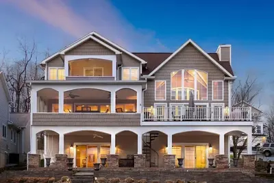 Image de Luxurious Lakefront Apple Valley Estate 6, 000 sqft