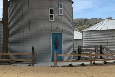 Image de Unique Grain Silo Home with Beautiful Views