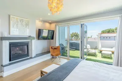 Image de Seaside Serenity: New Oasis Overlooking Marine St.
