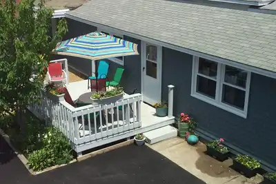 Image de Save Money! Park your car & stay! Cute Cottage in Island Section! Pet Friendly!