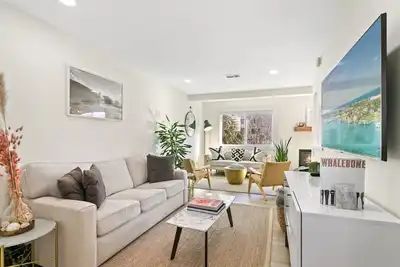 Image de Steps to the Beach, Fully Renovated Beautiful Townhome