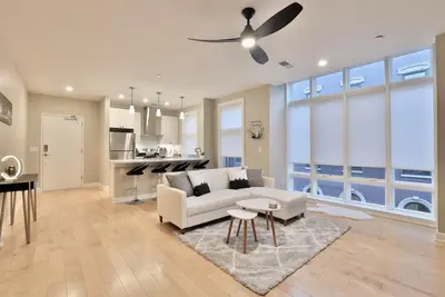 Image de *New* XquisiteMidCenturyM0d~ Condo *Otr* w/Parking