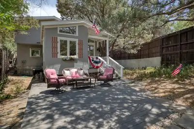 Image de Historic secluded cottage…6 blocks from the town square with gazebo relaxation.