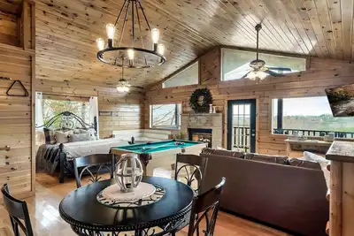 Image de Romantic Couples Getaway-5 min to the Pkwy-Hot Tub-20 Min to Gsmnp-Pet Friendly!