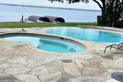 Image de Gated Waterfront 5000 sqFt Home 5Bdrm-5Bth w Pool\/Sauna Dock near Margaritaville