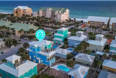 Image de Blue Coconut | Free Golf Cart | Free Beach Chairs | Steps to Beach | Pet Friendly | Brand New Summer Kitchen