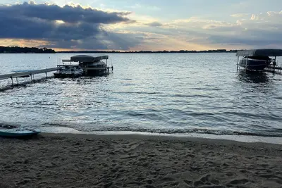 Image de Luxury 5-Bed Lakefront, 52-ft Private Sandy Beach
