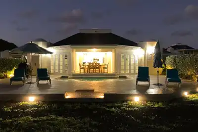 Image de Newly Renovated Luxury Waterfront Villa cluster with magnificent ocean views!