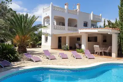 Image de Près de la plage, 8 chambres, A\/C complète, jacuzzi, Bbq, internet 1000 Mbps