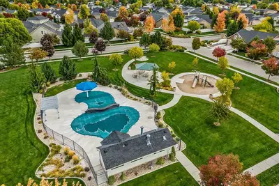 Image de Beautiful Home with Hot Tub, Community Pool & Game Room.