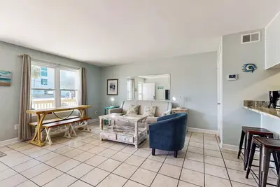 Image de Adorable condo across from the Gulf with central Ac, deck, pool & grill