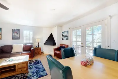 Image de Sophisticated top-floor end condo with mountain views - ski & hike nearby