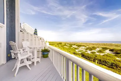 Image de Oceanfront townhouse with ocean views, central Ac, WiFi, & outdoor pool