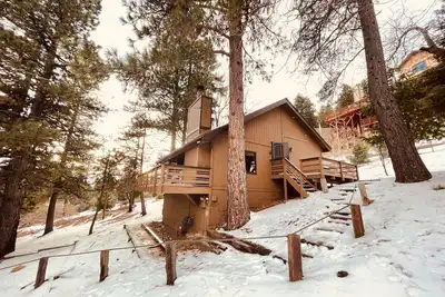 Image de Dog-Friendly home with fireplace, washer\/ dryer & deck - near shops & dining