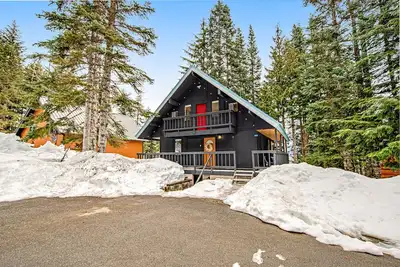 Image de Scandinavian Lodge-Inspired Home w\/ High-Speed WiFi, Wood Stove, & Washer\/Dryer