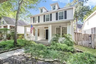 Image de Woodlands home (including garage apartment) across from neighborhood park