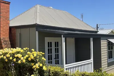 Image de Historic 2 bedroom cottage walking distance to the Cowra Japanese Gardens.
