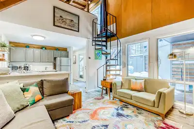 Image de Dog-friendly home with private hot tub, fast WiFi, gas fireplace & Sharc passes