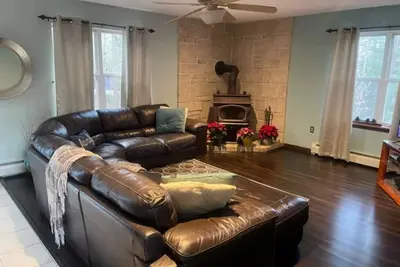 Image de Beautiful 3bdrm Home in heart of the PoconoMTNS - CLS2SkiSLOPES