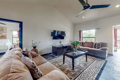 Image de Dog-friendly, off-grid sanctuary with a pool & lovely views in a great location