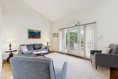 Image de Newly-furnished condo with loft, fast WiFi, partial Ac, grills & yard access