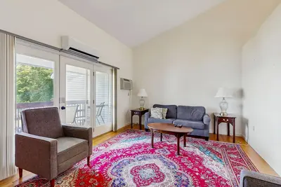 Image de Convenient Dog-Friendly Townhouse w/Bay Views, Fast WiFi, A/C, Gas Grill, & More