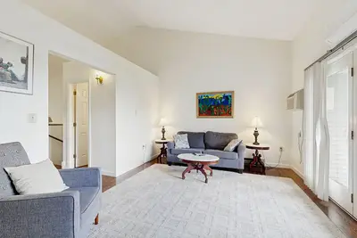 Image de Dog-Friendly Townhouse w/Bay Views, Fast WiFi, and Partial A/C