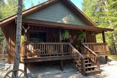 Image de A Cabin by the Creek in beautiful Northwest Montana.