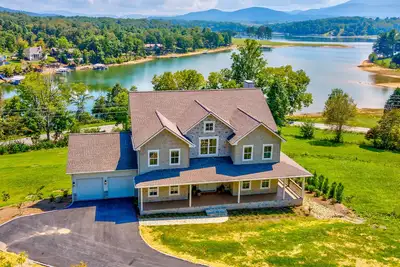 Image de Mountain Lakeside Home w/2-Story Deck, Hot Tub, Fireplace & Firepit