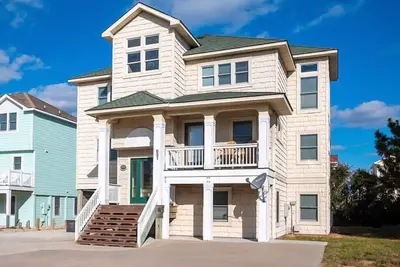 Private Pool and hot tub with Ocean Views!