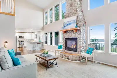 Image de Gorgeous home with gas fireplace & enormous deck + mountain & water views