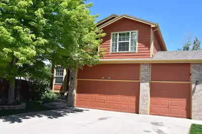 Image de Cozy Home in quiet residential neighborhood with Den and Living room.