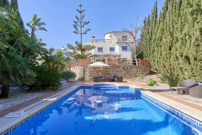 Image de Villa 'Casa Alba' avec vue sur la mer et les montagnes, piscine, jardin et Wi-Fi.