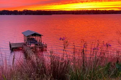 Image de Elegant Lakefront Gem w/ Dock + Sunset Views!