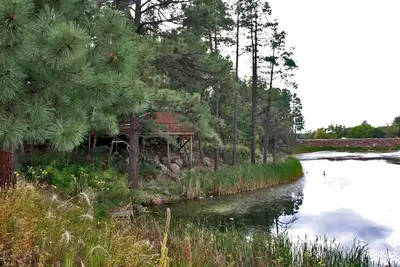 Image de Beautiful Cabin with great deck over looking a Private Lake