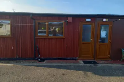 chalet 5 mins beaches, cinema, town centre, local bar and restaurant on site. 2 bed