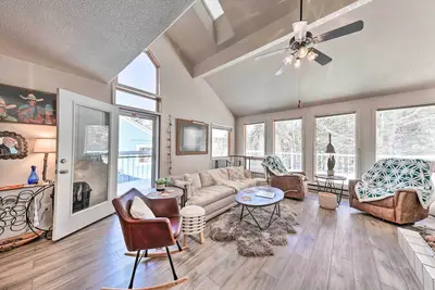 Image de Bright Cloudcroft Condo w\/ Game Room + Deck!