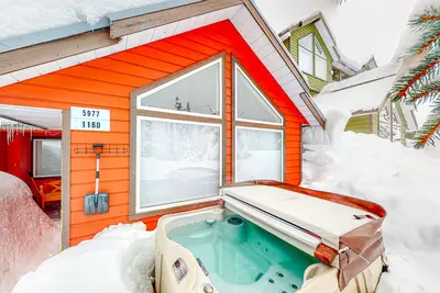 Image de Ski-in/out townhouse with mountain views, hot tub, gas grill, fireplace, & W/D