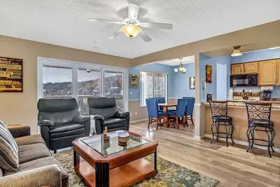 Image de Elegant Condo includes Boat Slip-Silver Dollar 1 mile! Beautiful Lake Views!