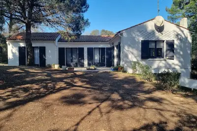 Image de Large family house, large garden in an oyster site close to the beach