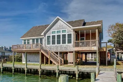 Image de Harbor House 2: Waterfront home on Silver Lake Harbor