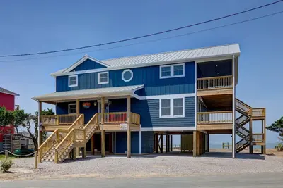 Image de Round Pond offers a beautiful sound side view with your very own sandy beach.