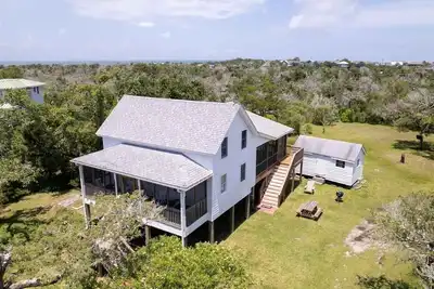 Image de Mr. Billy’s is a historical Ocracoke home tucked back on a large plot of land.
