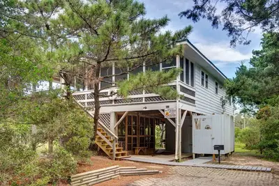 Image de Cole Bin: Located on a quiet street in Ocracoke