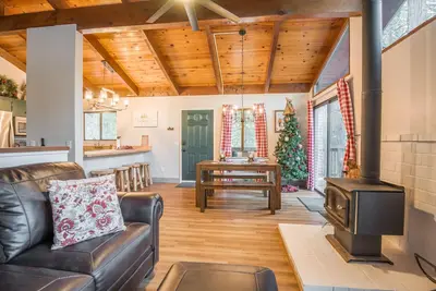 Image de Sugarpine Retreat - A\/C & Pool Access!
