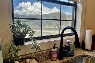 Image de On Twisted Sisters Loop, New Tiny Cabin w\/ Deck & River Frontage, Pet Friendly!