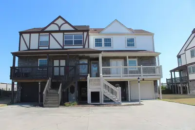 Image de Spacious Oceanfront 4-bedroom Half-Duplex in Emerald Isle.