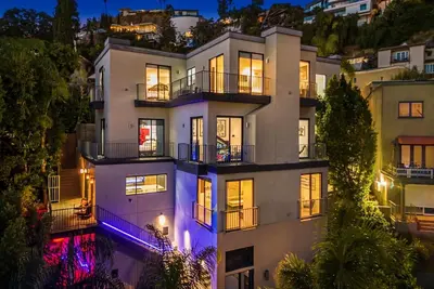 \"Escape to the Hollywood Hills: Luxurious Retreat with Stunning Panoramic Views\"